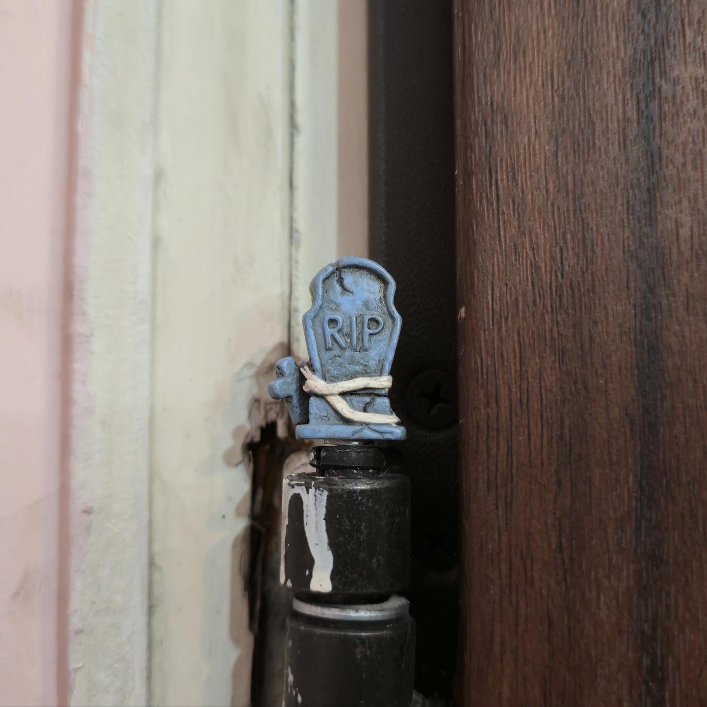 Blue RIP Tombstone Hinge Head