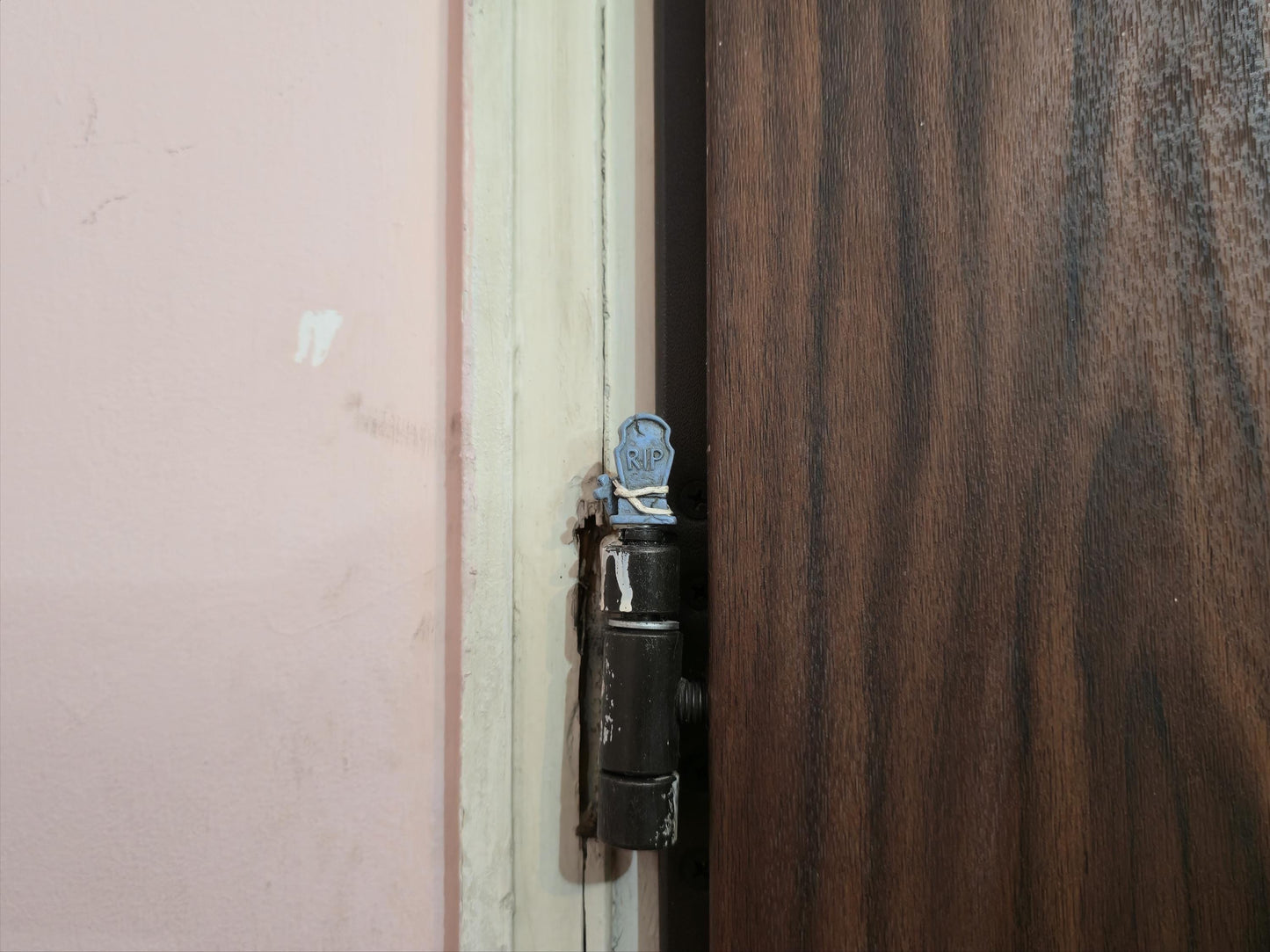 Blue RIP Tombstone Hinge Head