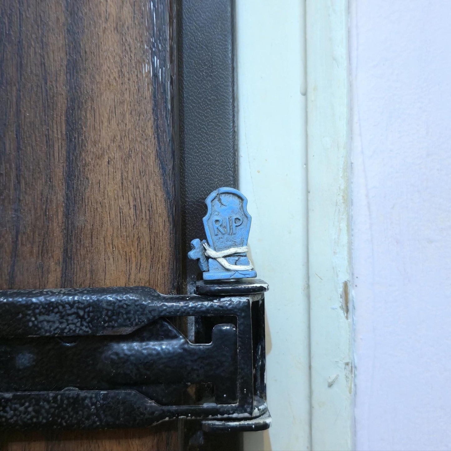 Blue RIP Tombstone Hinge Head